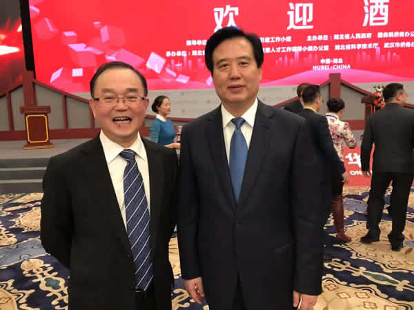 与湖北省常务副省长黄楚平合影